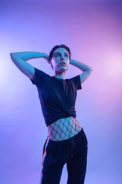 Çekici uzun saçlı kız, şık moda. Tasarım sanat kavramı. Yaratıcı renkli parlak neon portre. Güzel kız ceket ve underwewar poz. Neon kadın sinema gece portresi.