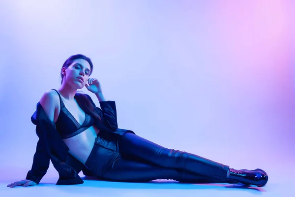 Güzellik Gökkuşağı Kadın Silueti Neon Profili Bir Pantolon Çamaşırı Ceket — Stok fotoğraf