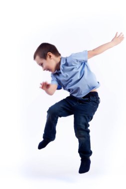 Mavi Jeans, koyu saçlı küçük boy gülümseyerek mavi t-shirt atlama ve izole beyaz arka planda bir fotoğraf Studio eğlenmek polo