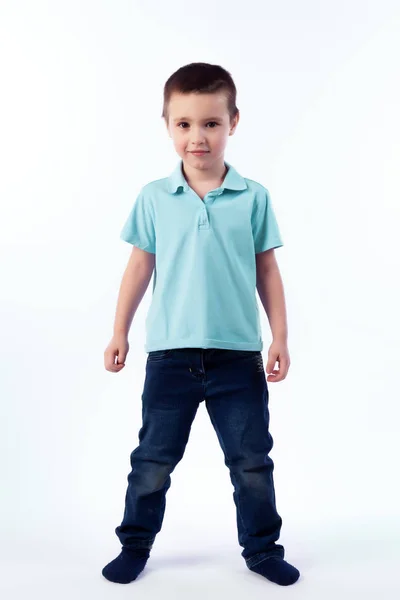 Glimlachend Jongetje Met Donkere Haren Spijkerbroek Blauwe Polo Shirt Poseren — Stockfoto