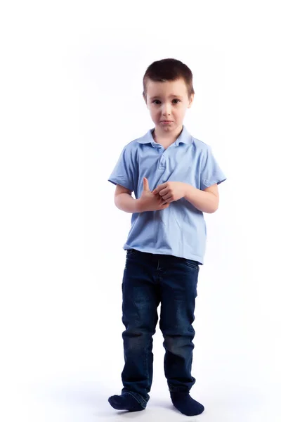 Petit Garçon Aux Cheveux Foncés Jeans Bleus Shirt Bleu Polo — Photo