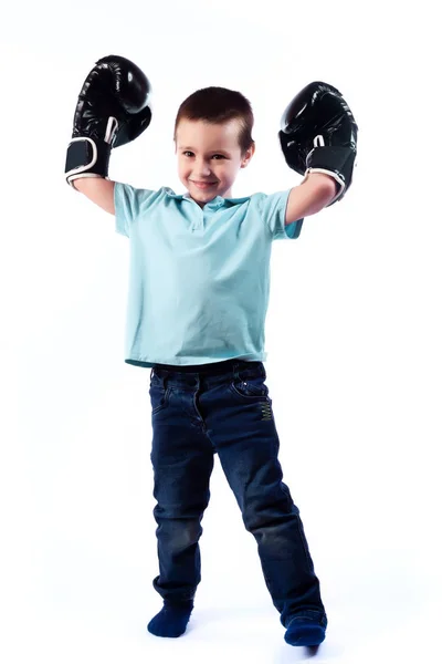 Niño Pequeño Con Pelo Oscuro Pantalones Vaqueros Azules Una Camisa — Foto de Stock