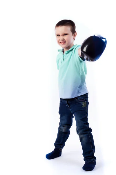 Ein Kleiner Junge Mit Dunklen Haaren Blauen Jeans Blauem Poloshirt — Stockfoto