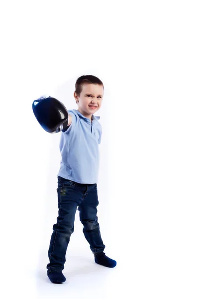 Een Kleine Jongen Met Donkere Haren Spijkerbroek Een Blauw Poloshirt — Stockfoto