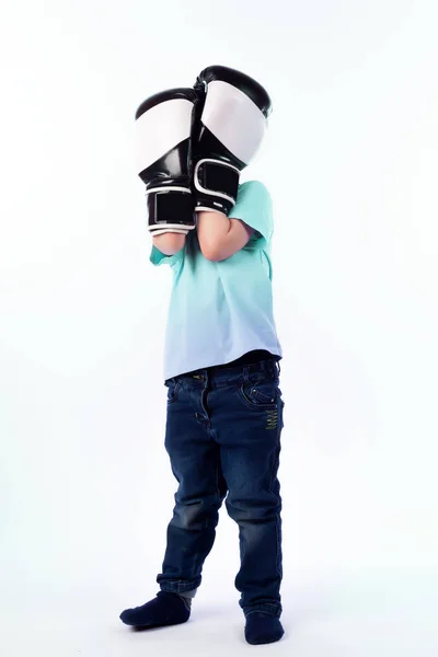 Jongetje Met Donkere Haren Spijkerbroek Blauwe Polo Shirt Zwart Wit — Stockfoto