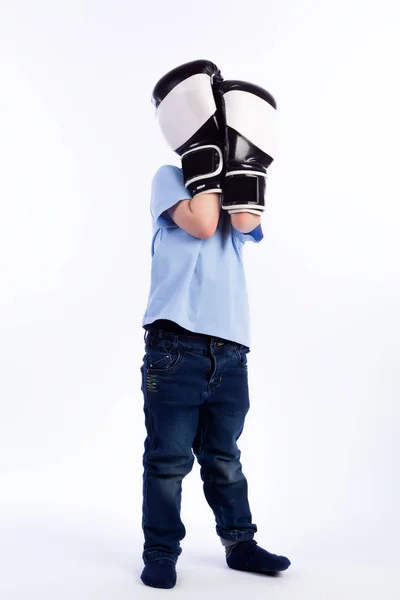 Niño Con Pelo Oscuro Vaqueros Azules Polo Azul Camiseta Guantes —  Fotos de Stock