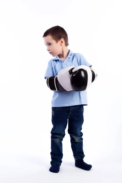 Een Kleine Jongen Met Donkere Haren Spijkerbroek Een Blauw Poloshirt — Stockfoto