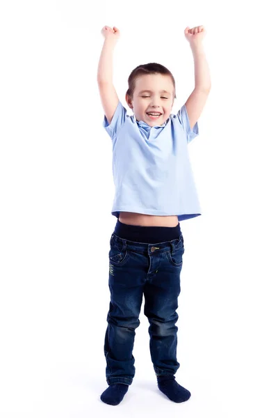 Kleiner Lächelnder Junge Mit Dunklen Haaren Blauen Jeans Blauem Polo — Stockfoto