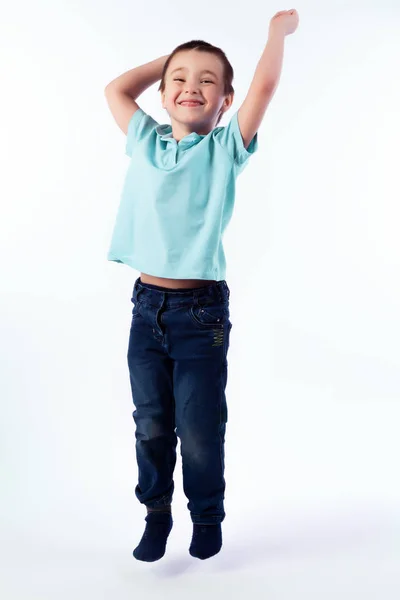 Piccolo Ragazzo Sorridente Con Capelli Scuri Jeans Blu Polo Blu — Foto Stock