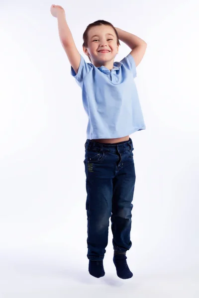 Mavi Jeans Koyu Saçlı Küçük Boy Gülümseyerek Mavi Shirt Atlama — Stok fotoğraf