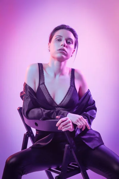 Güzellik Gökkuşağı Kadın Silueti Neon Profili Bir Siyah Çamaşırı Ceket — Stok fotoğraf