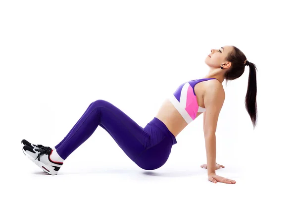 Uma Jovem Treinadora Top Curto Roxo Desportivo Ginásio Faz Esticar — Fotografia de Stock