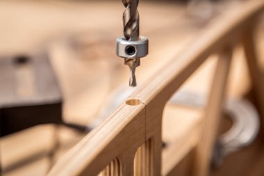 Adam ahşap matkap Makinası yenileme çalışmaları evde tablo ile sondaj kapatın. Ev onarım kavramları, yakın çekim. 