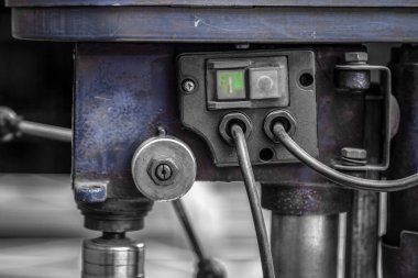 Yakın çekim geçiş endüstriyel demir matkap atölye iç işler için hazır. Delme makinesi yakın çekim