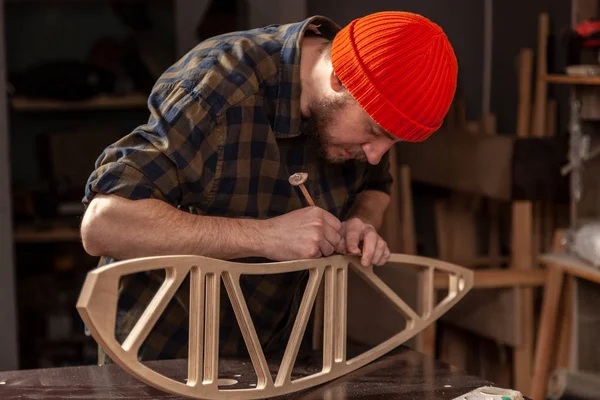 Erfahrener Tischler Arbeitskleidung Und Kleinunternehmer Misst Ein Holzbrett Mit Bleistift — Stockfoto