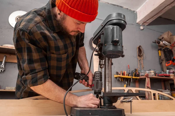 Close Carpinteiro Experiente Roupas Trabalho Pequeno Proprietário Buiness Está Esculpir — Fotografia de Stock