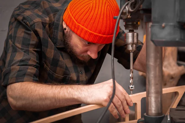 Homme Avec Des Vêtements Travail Chapeau Menuisier Sculpte Une Planche — Photo