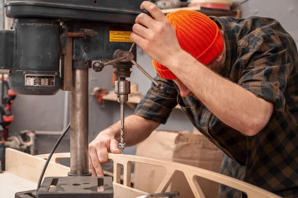 Falegname Foro Con Trapano Elettrico Cartone Legno Pratica Foratura Mano — Foto Stock