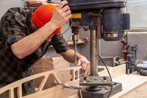 Tischler Bohrt Ein Loch Mit Einem Elektrobohrer Holzbretter Holzbohrmaschine Der — Stockfoto