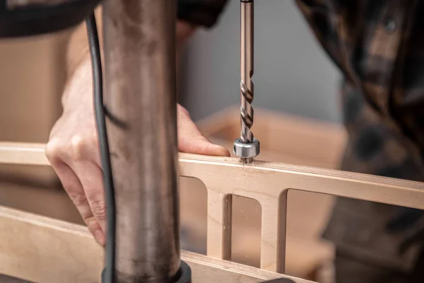 Home Reparatie Concepten Close Ambachtelijke Schrijnwerkerij Meubelmaker Handen Boren Van — Stockfoto