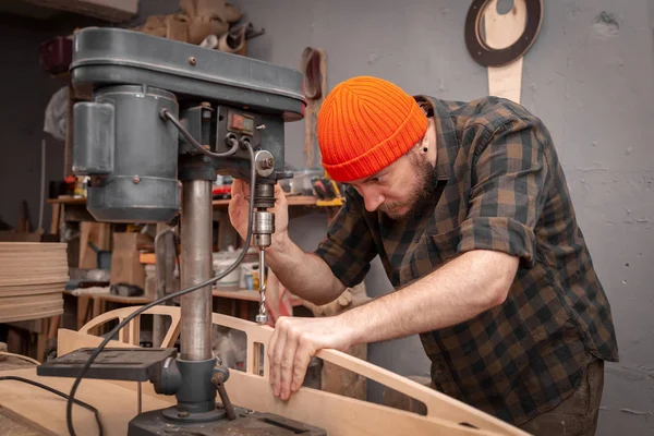 Bauarbeiter Mit Bohrmaschine Holz Bohrmaschine Auf Dem Tisch Bei Renovierungsarbeiten — Stockfoto