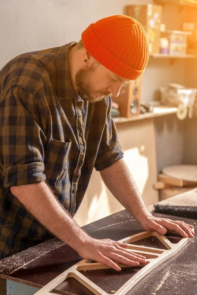 Hombre Joven Constructor Carpintero Sombrero Naranja Ropa Trabajo Procesamiento Una — Foto de Stock