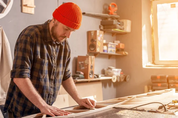 Giovane Uomo Con Cappello Arancione Falegname Abiti Lavoro Che Elabora — Foto Stock