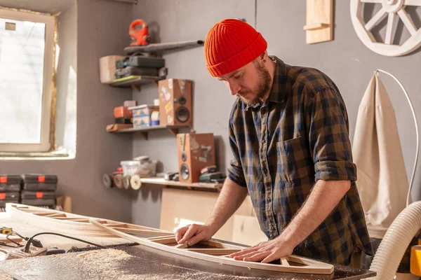 Giovane Uomo Con Cappello Arancione Falegname Abiti Lavoro Che Elabora — Foto Stock