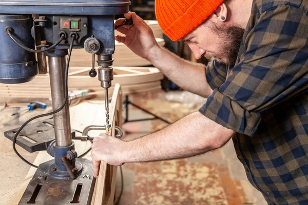 Die Großaufnahme Eines Mannes Mit Arbeitskleidung Und Zimmermannsmütze Zeigt Wie — Stockfoto