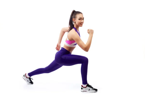 Una Joven Entrenadora Top Corto Deportivo Polainas Gimnasio Hace Embestidas — Foto de Stock