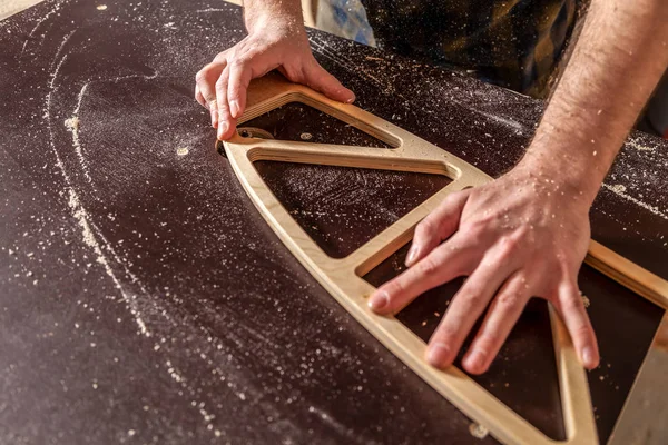 Ein Junger Mann Tischler Arbeitskleidung Der Der Werkstatt Eine Holzplatte — Stockfoto