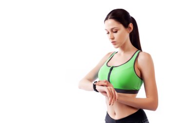 Güzel fitness kadın looing onu seyretmek Studio beyaz izole zemin üzerinde. Aktif bir yaşam tarzı yaşayan uygun kız