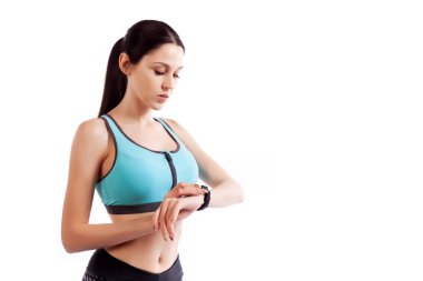 Güzel fitness kadın looing onu seyretmek Studio beyaz izole zemin üzerinde. Aktif bir yaşam tarzı yaşayan uygun kız