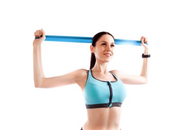 Bir sportif kısa üst ve spor salonu tozluk egzersiz için sırt, spor fitness lastik bantlar bir beyaz izole arka planda Studio ile ıslahı kafasını eller esmer kadın arabada 