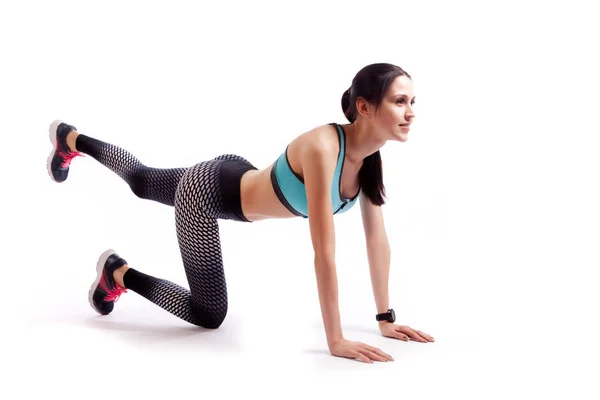 Una Mujer Entrenadora Morena Top Corto Deportivo Gimnasio Hace Estira — Foto de Stock