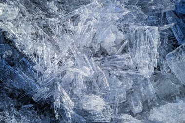 Dondurulmuş doğal saydam parlayan buzul kristalleri, şeffaf buzun makroyapısı yakın çekim, buzdağı buz