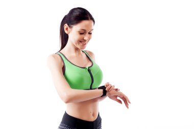 Genç kadın bir beyaz izole arka planda Studio akıllı nöbet ilerleme kontrol. Bir güzel sporcumuz ve modern spor gadget portresi.