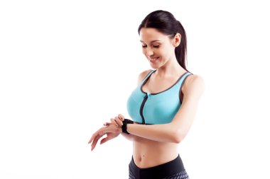 Genç kadın bir beyaz izole arka planda Studio akıllı nöbet ilerleme kontrol. Bir güzel sporcumuz ve modern spor gadget portresi.
