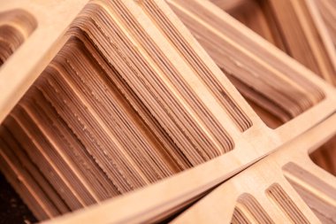 Ahşap çalışma sanayi yığını tahta döşemeci çıta kurulu çıtacı masa yakın ön görünüm. Ahşap bazlı malzemeler.