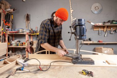 Bir matkap üzerinde ahşap oyma iş giysileri marangoz yakın. Manuel iş düzeltmek endüstriyel fikir eğitim iş kavramı kask kariyer konsept meslek. 
