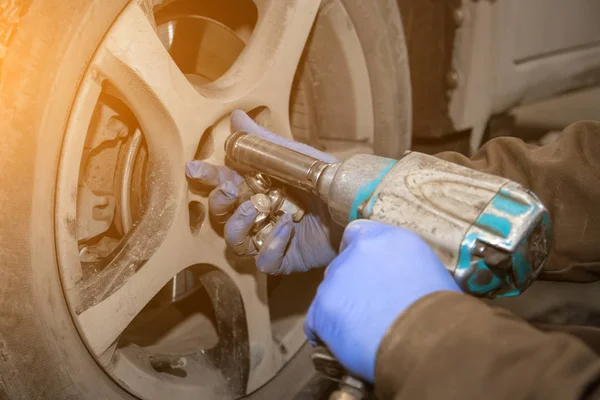 Nahaufnahme Professionelle Kfz Mechaniker Wechseln Autorad Auto Reparatur Service Autoarbeiter — Stockfoto