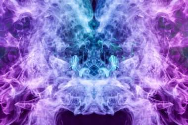 Bir kafatası, canavar, dragon siyah Yalıtılmış zemin şeklinde yoğun çok renkli duman mavi ve pembe renk. Arka plan duman vape. MoCap cool t-shirt için