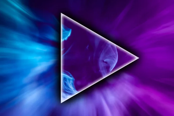 浓浓的五颜六色的烟粉红色 蓝色的三角形在黑色隔离的背景 背景从 Vap 的烟雾 — 图库照片