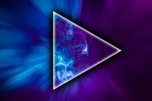 蓝色和粉红色炸弹烟雾在一个三角形的形状在黑色被隔绝的背景 — 图库照片