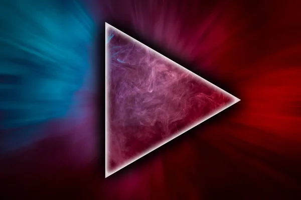 在黑色孤立的背景上 以三角形的形状关闭旋转的红色和蓝色烟雾 — 图库照片