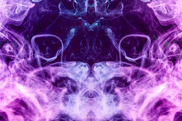 ふわふわのパフ青と紫の煙と黒の背景に頭蓋骨 モンスター ドラゴンの形で霧 ファンタジープリントFor服 Shirt Sweets — ストック写真