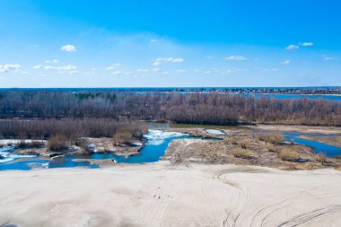 Havadan görünümü: nehir, plaj ve orman manzara, drone güzel doğa doku üst görünümü