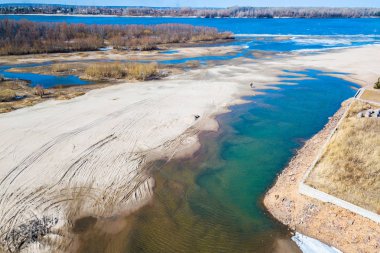 Havadan görünümü: nehir, plaj ve orman manzara, drone güzel doğa doku üst görünümü