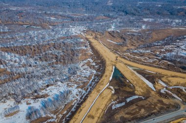 Eritilmiş buz ile bahar inşaat siteleri ile sanayi alanında pist yolu hava drone üst görünüm fotoğraf
