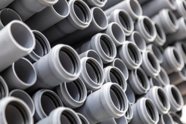 Yakın yukarı gri sıhhi tesisat plastik borular. Bina yerinde kullanılan renkli büyük plastik borular arka plan.
